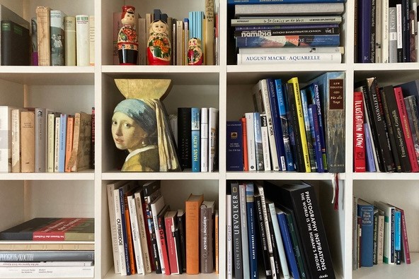 Bücherregal mit Büchern und Dekoration