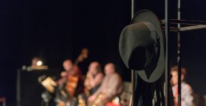 Walter Sittler auf Tour - Ausschnitt Bühne, Hut und Orchester